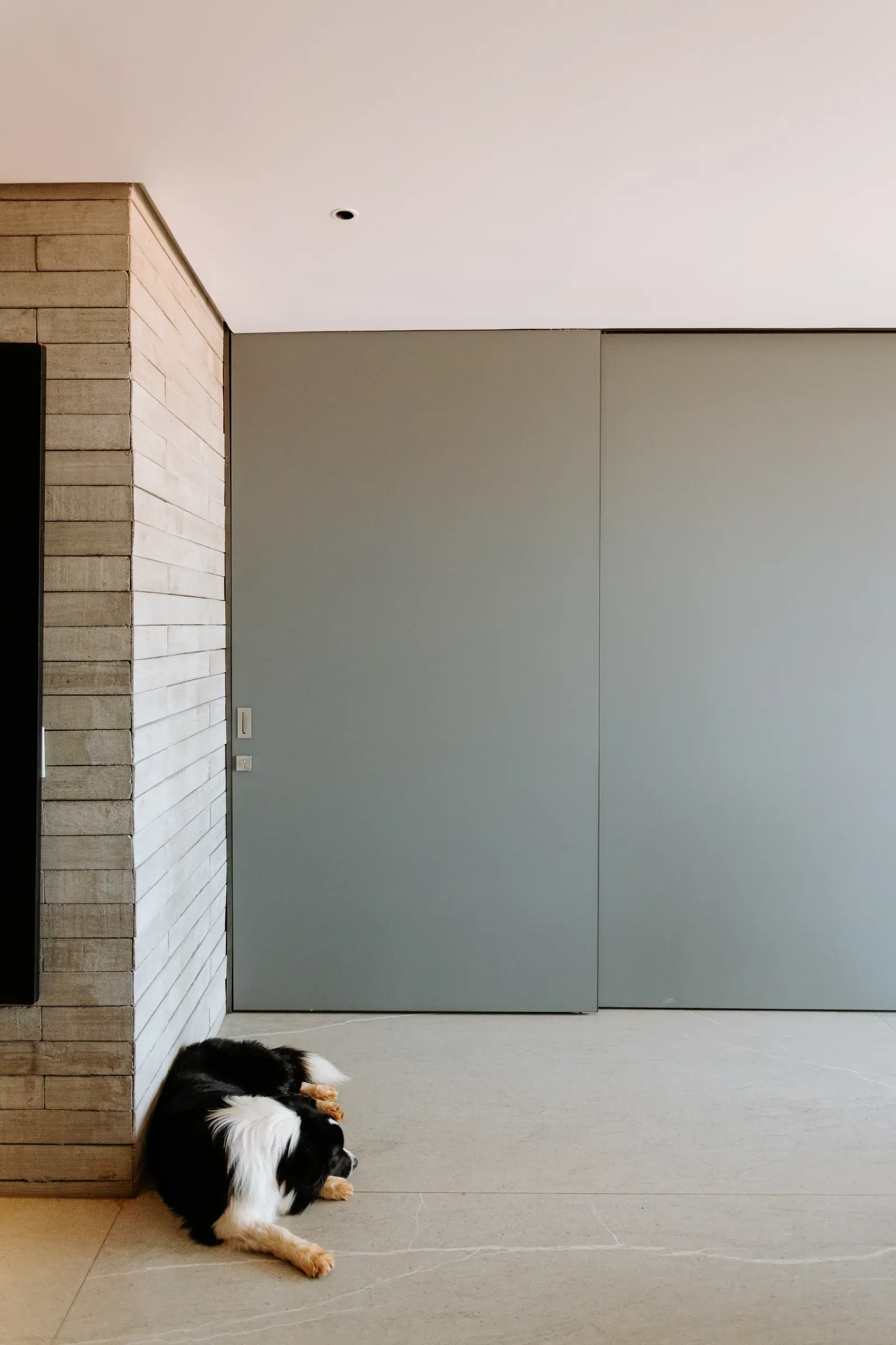 Porta deslizante NOX com revestimento acidato em ambiente residencial