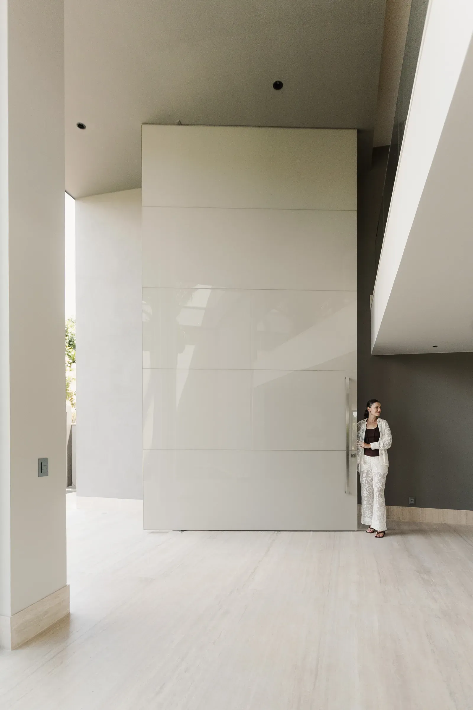 Porta de entrada monumental NOX Linha 700 com puxador barra em inox