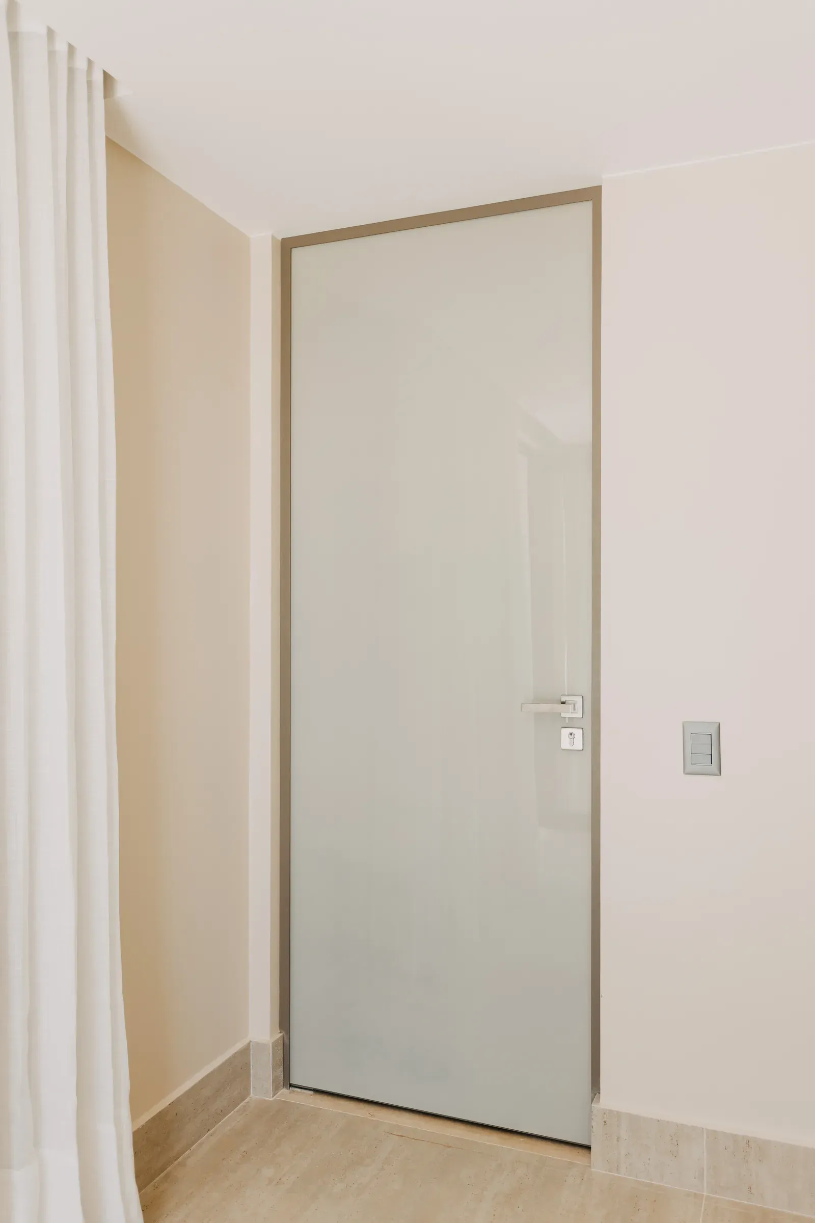 Porta interna minimalista NOX instalada entre ambientes residenciais