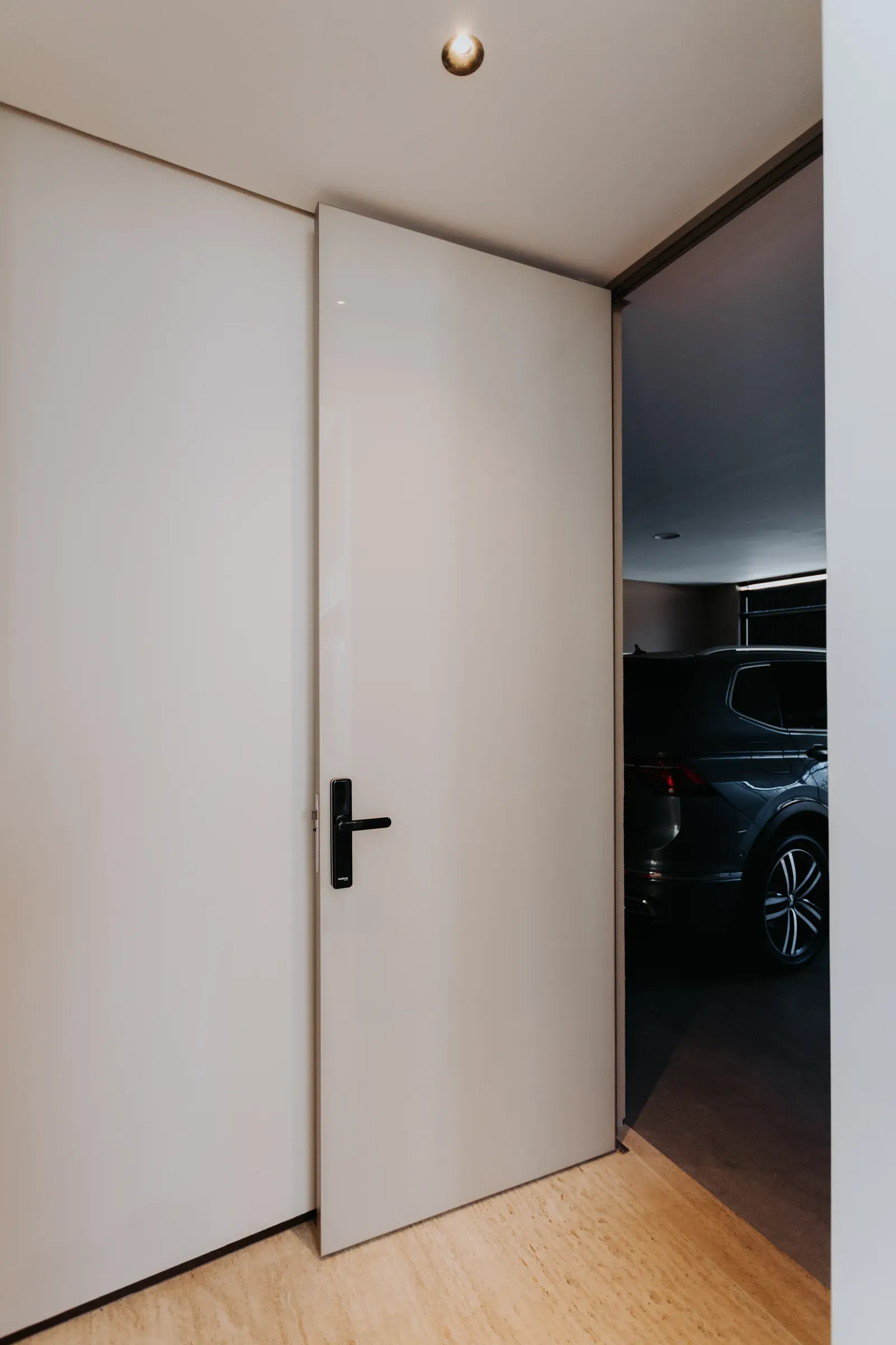 Porta interna NOX em uma suíte residencial
