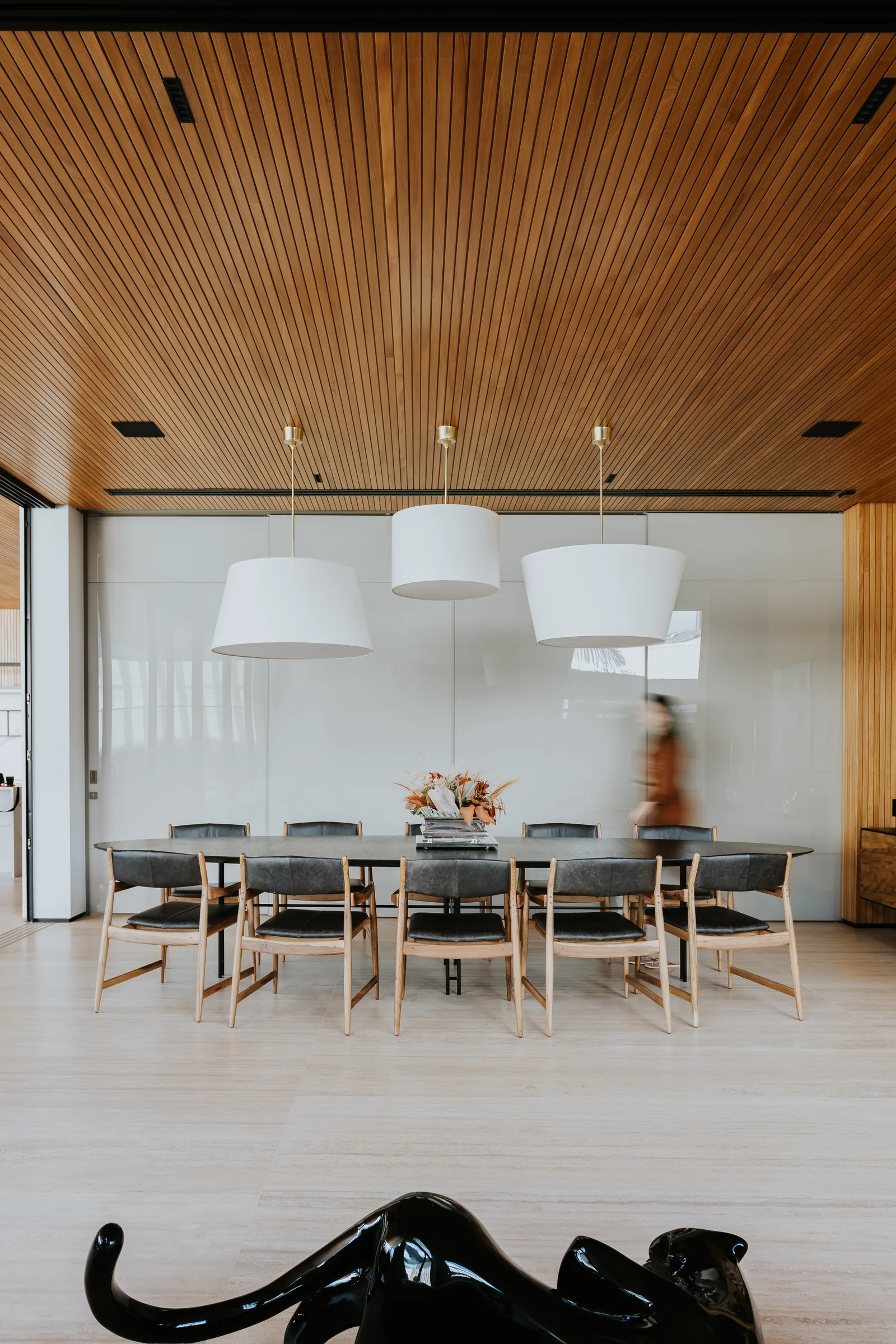 Conjunto de portas deslizantes NOX Linha 400 em sala de jantar
