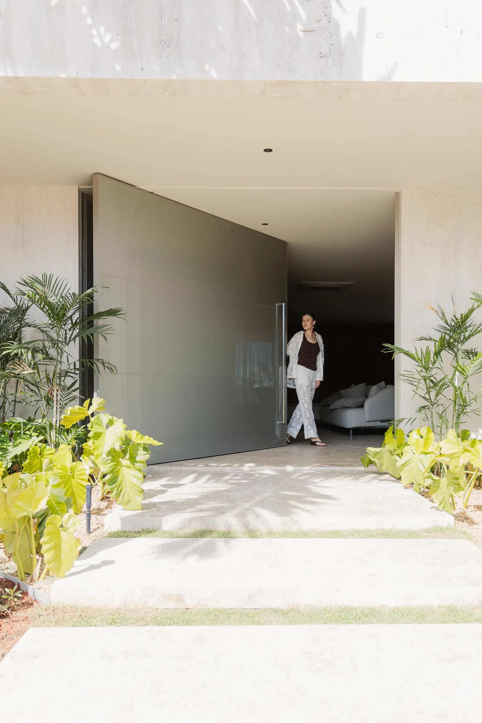 Porta pivotante monumental NOX linha 700 em fachada residencial